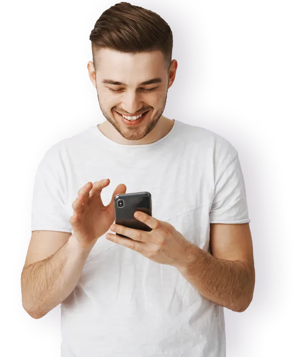 Pessoa acompanhando os pedidos no celular